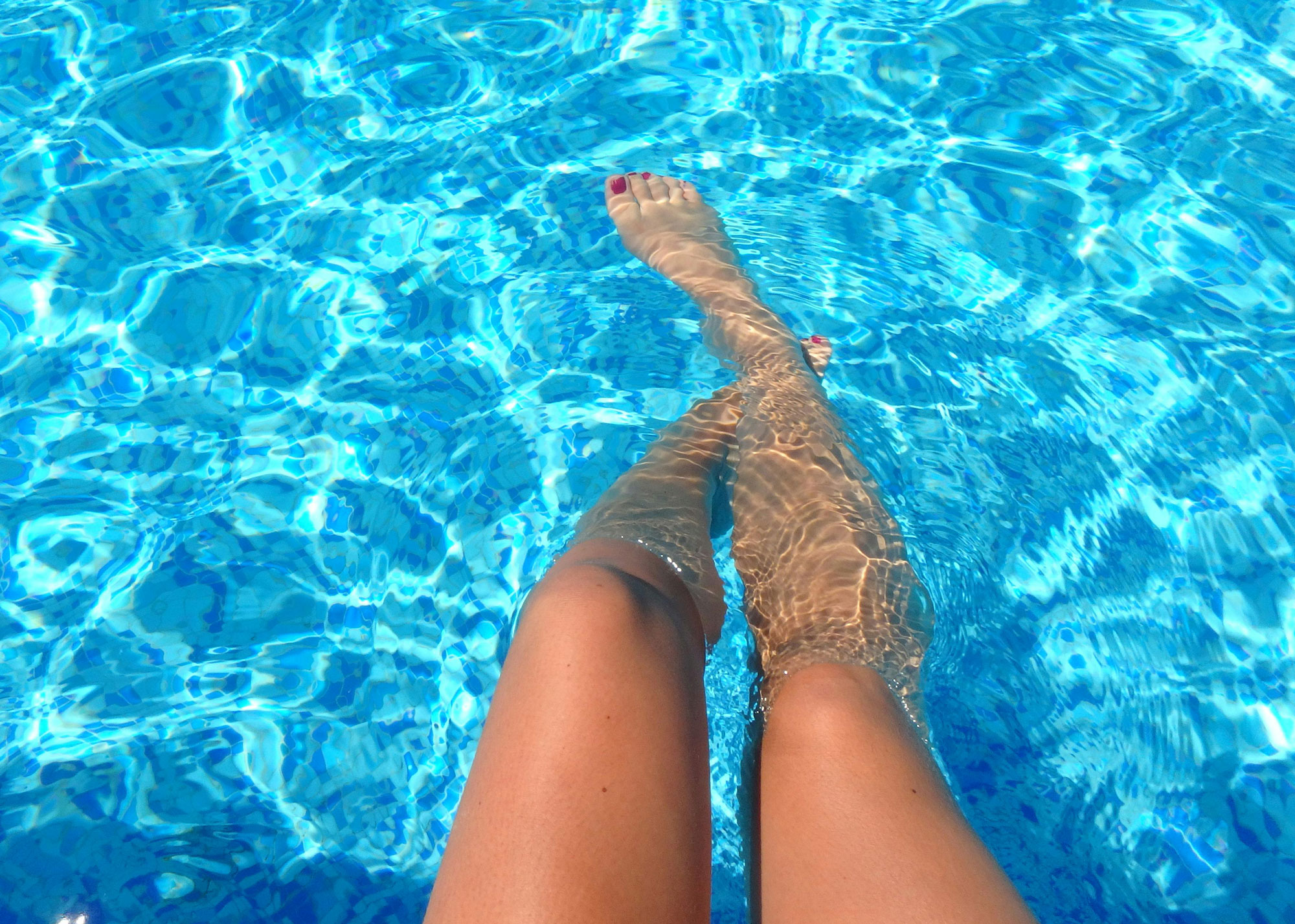 Frauen Beine im Wasser