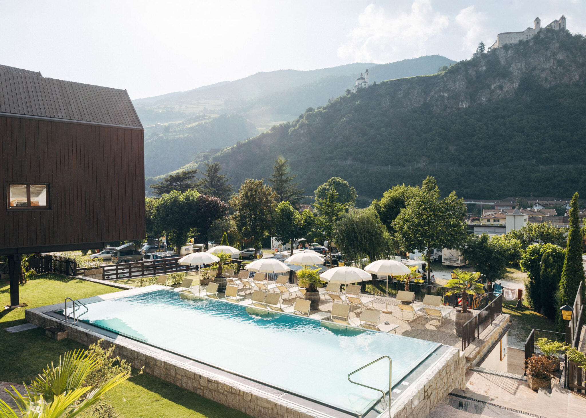 Aussicht auf das Kloster Säben mit Infinity Pool